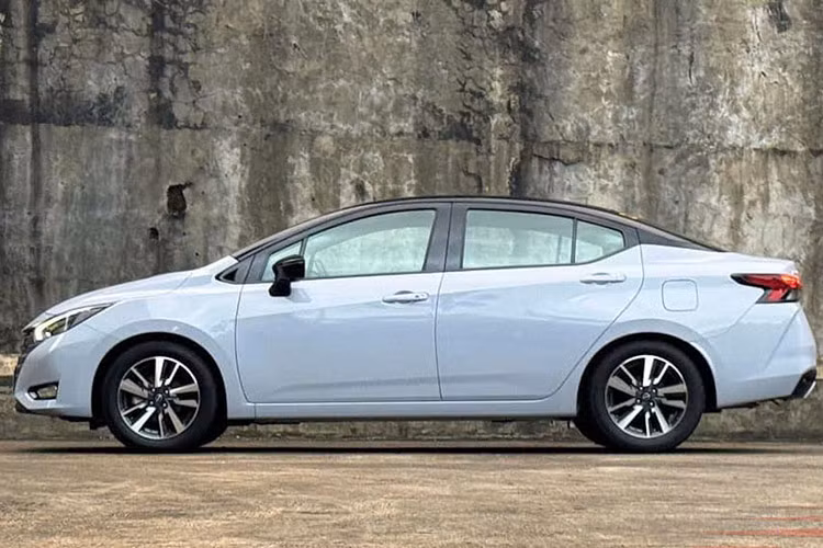 Bên cạnh đó, mẫu xe sedan cỡ B nhà Nissan cũng được trang bị bộ mâm mới. Bản tiêu chuẩn của xe dùng vành thép 15 inch với ốp mâm màu bạc trong khi bản cao cấp đi kèm mâm 16 inch có thiết kế phay xước 2 màu thể thao hơn.