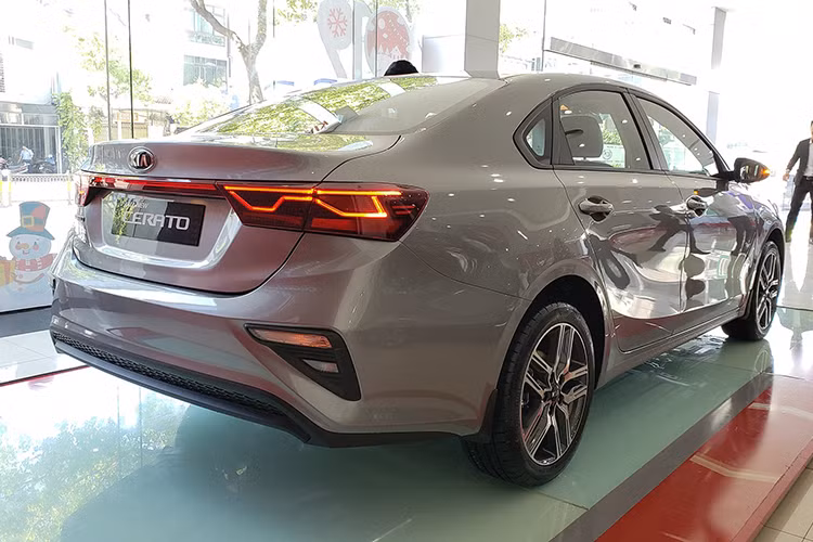 Vòng ra phía sau, có thể thấy cụm đèn hậu LED nối liền với nhau bằng một thanh màu đỏ. Ở 2 góc cản sau còn đi kèm hốc đèn báo rẽ trong hốc hình tam giác, nằm tách riêng khỏi đèn hậu theo phong cách tương tự ở đầu xe. Kích thước tổng thể dài x rộng x cao lần lượt 4.640 x 1.500 x 1.450 mm, chiều dài trục cơ sở 2.700 mm, khoảng sáng gầm 150 mm và bán kính vòng quay 5.300 mm.