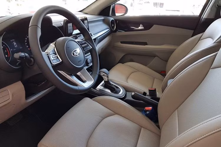 Kia Cerato 2019 tại Việt Nam cũng sẽ được trang bị đế sạc điện thoại chuẩn Qi tích hợp sạc không dây. Tuy nhiên, cả hai phiên bản Kia Cerato 2019 mới này đều vẫn đi kèm điều hòa và phanh đỗ xe chỉnh tay. Trang bị an toàn trên xe cũng không có sự thay đổi, gồm hỗ trợ phanh (ABS, EBD, BA), cân bằng điện tử, hỗ trợ khởi hành ngang dốc, camer biến lùi, camera lùi và 6 túi khí.