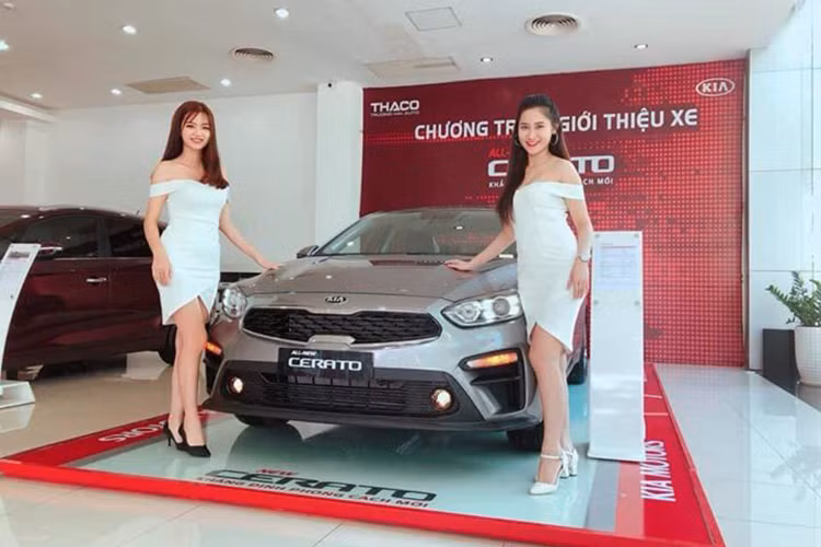 Mặc dù chưa tổ chức lễ ra mắt chính thức, Thaco vẫn "âm thầm" công bố chi tiết mẫu xe Kia Cerato thế hệ mới trên trang chủ. Xe cũng đã có mặt và được trưng bày tại các đại lý trên toàn quốc, tuy nhiên chưa được giao.