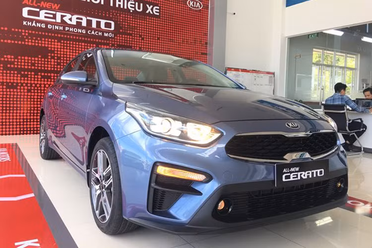 Các phiên bản của xe có thiết kế ngoại thất gần như giống hệt nhau và khó phân biệt. Kích thước Cerato mới lớn hơn bản cũ. Chiều dài tăng 80 mm, rộng hơn 20 mm và chiều cao cũng nhỉnh hơn 5 mm. Khung gầm mới được giới thiệu là cứng hơn nhờ 54% thép cường lực.