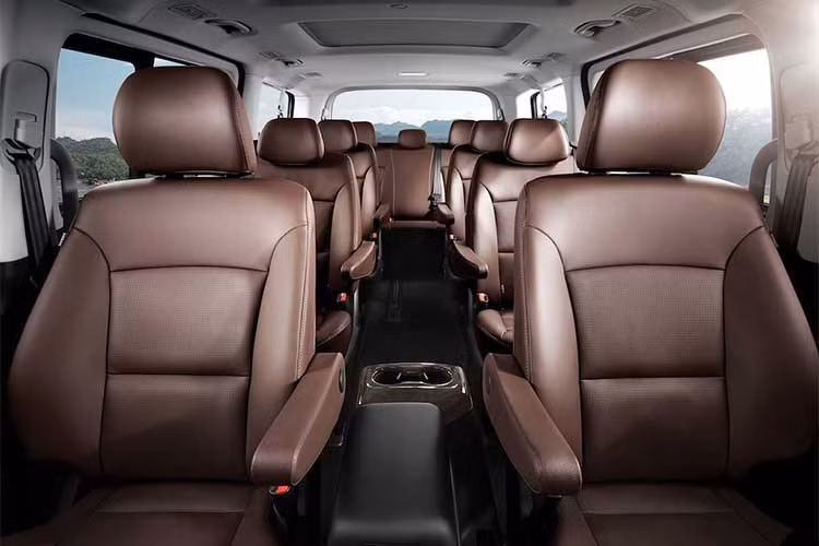Giống như trước đây, Grand Starex 2018 cũng sẽ được bán với các phiên bản Wagon 11 và 12 chỗ, bên cạnh bản Van chở hàng và Urban 9 chỗ mới được Hyundai giới thiệu. Ngoài ra, xe còn được trang bị hệ thống hỗ trợ khởi hành ngang dốc, khóa vi sai và cách âm tốt hơn.