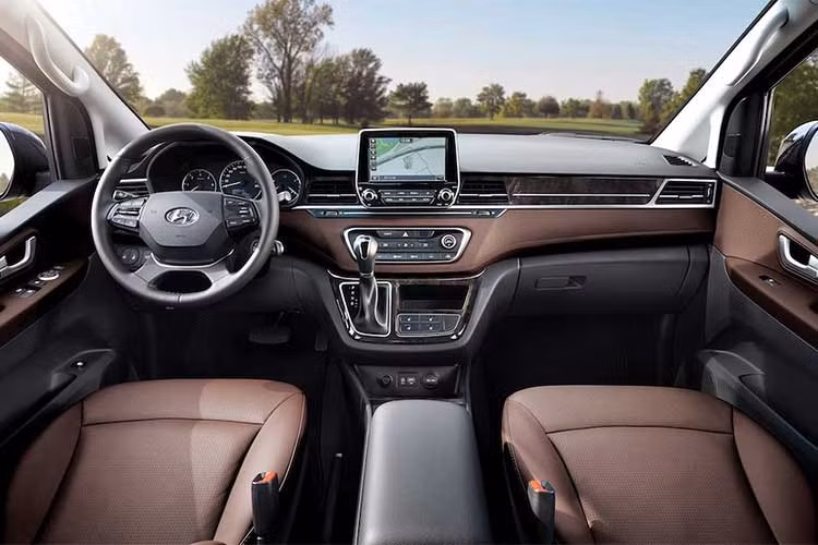 Bên trong nội thất gần như thay đổi hoàn toàn thiết kế theo triết lý mới nhất của Hyundai. Cụm vô lăng 4 chấu hoàn toàn mới, cụm đồng hồ, bảng điều khiển trung tâm, cửa gió được thiết kế lại hoàn toàn và hệ thống thông tin giải trí thế hệ thứ 5 với màn hình đứng 8 inch.
