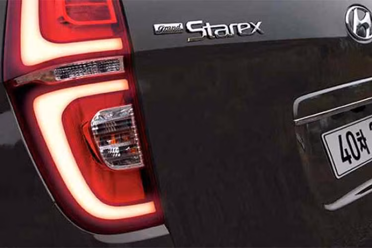 Xe được trang bị bộ mâm 17 inch 6 cánh kép 2 tông màu giúp cho chiếc xe van này trông hấp dẫn không kém gì các dòng xe con. So với các phiên bản thường, Starex Urban còn có hệ thống treo cải tiến êm hơn.