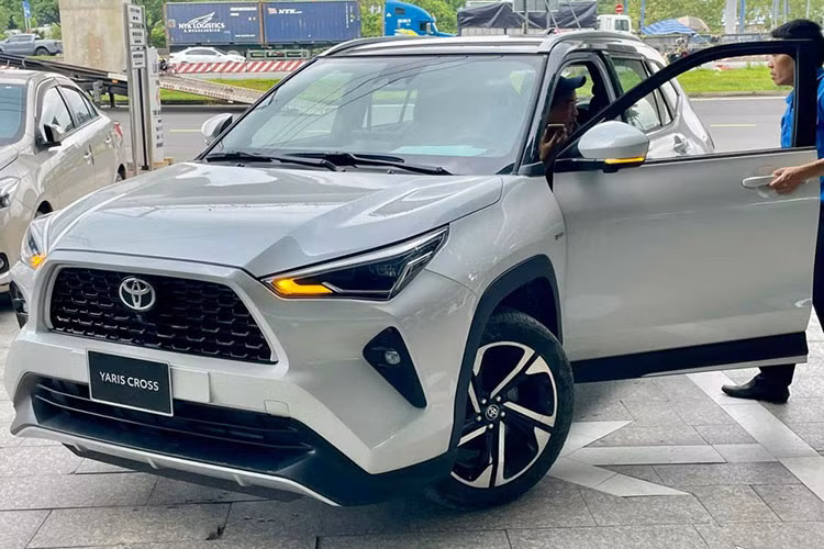 Nằm bên dưới nắp ca-pô của Toyota Yaris Cross là 2 tùy chọn động cơ. Đầu tiên là động cơ xăng 4 xi-lanh, dung tích 1.5L, sản sinh công suất tối đa 105 mã lực và mô-men xoắn cực đại 138 Nm. Động cơ này sẽ kết hợp với hộp số tự động biến thiên vô cấp CVT. Xe ở Việt Nam không có tùy chọn hộp số sàn như Toyota Yaris Cross tại Indonesia.