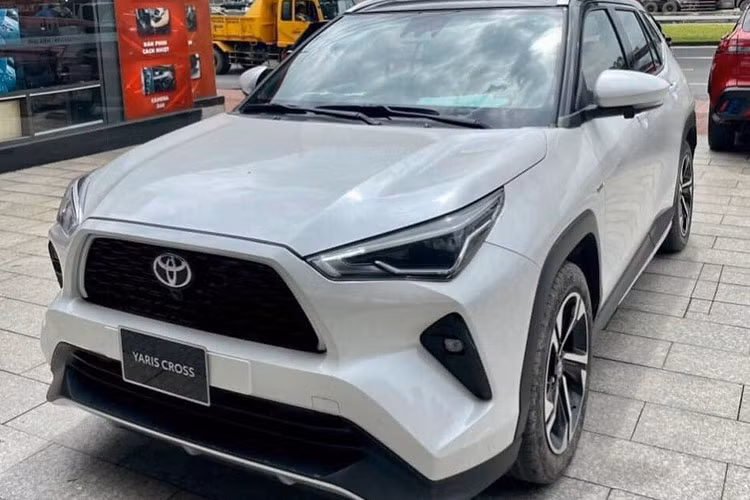 Chẳng còn bao lâu nữa, mẫu SUV cỡ B - Toyota Yaris Cross 2023 mới sẽ chính thức ra mắt thị trường Việt Nam. Trước thời điểm đó, mẫu xe này đã bắt đầu xuất hiện tại một số đại lý chính hãng ở Việt Nam nhằm quảng bá và cho các khách hàng đặt cọc trước ngàu mở bán chính thức.