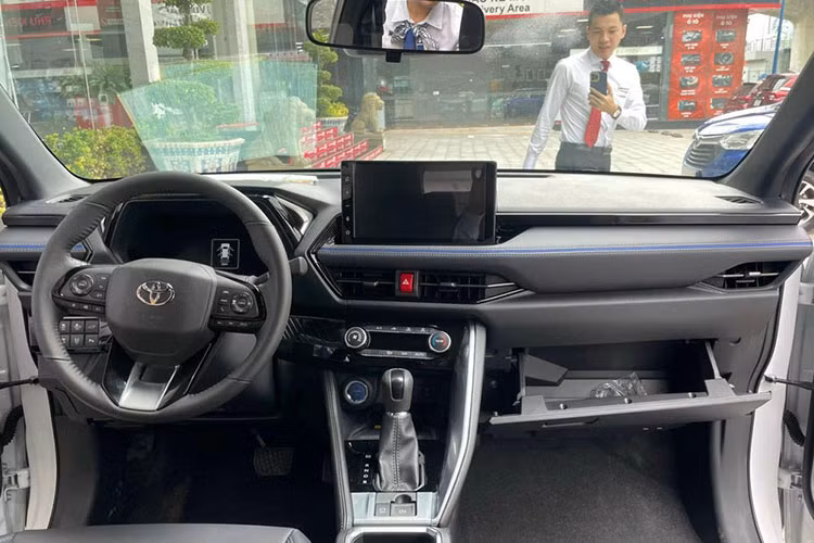 Bên trong xe, mẫu SUV cỡ B này được trang bị nội thất 2 hàng ghế với 5 chỗ ngồi. Tùy theo phiên bản, xe sẽ sở hữu những trang bị như ghế lái chỉnh điện 8 hướng, lẫy chuyển số trên vô lăng, màn hình cảm ứng trung tâm 10 inch, hỗ trợ kết nối với điện thoại thông minh, sạc điện thoại không dây, phanh tay điện tử, giữ phanh tự động, trần kính toàn cảnh với tấm che nắng điều khiển điện và đèn viền trang trí.