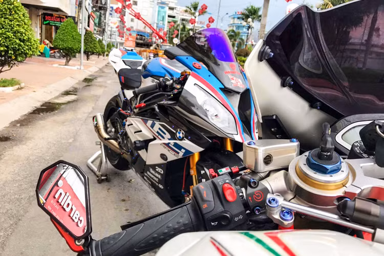 Trên chiếc xe này, chủ nhân của nó đã giảm tối đa trọng lượng khi trang bị dàn vỏ bằng sợi carbon siêu nhẹ của hãng Ilmberger. Trong khi đó, "dàn chân" chiếc xe cũng đã được thay thế toàn bộ với cặp mâm Marchesini Genesi M7RS, phuộc trước Ohlins FGR300, phuộc sau Ohlins TTX GP, phanh trước Brembo Monobloc GP, phanh sau Brembo Moto3 cùng nhiều chi tiết đắt giá khác...