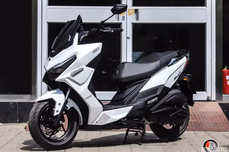 Mới đây, thương hiệu xe máy Đài Loan Kymco đã chính thức ra mắt mẫu xe tay ga Kymco Racing H150 2025 mới với giá bán đề xuất 13.980 nhân dân tệ (khoảng 50 triệu đồng). Mức giá này được đánh giá là hấp dẫn, giúp Kymco có lợi thế cạnh tranh trong phân khúc. 