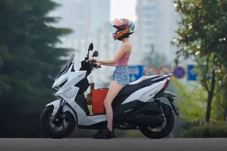 Sức mạnh của Racing H150 2025 đến từ động cơ xi-lanh đơn, làm mát bằng nước với dung tích 149cc , cho công suất tối đa 14,7 mã lực tại 8.000 vòng/phút và mô-men xoắn cực đại 13,5 Nm tại 6.000 vòng/phút. Xe có thể đạt tốc độ tối đa 104 km/h và bình xăng dung tích 7,8 lít cho phép di chuyển lên tới 300 km mỗi lần đổ đầy.