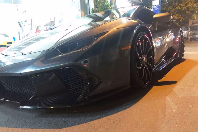 Không chỉ được độ lại body kit dữ dằn, các "phụ kiện" như mâm đa chấu Navaja-ECL của hãng Forgiato, nắp khoang động cơ bằng sợi carbon của hãng Mansory hay cánh gió đuôi cố định bằng sợi carbon trên bản độ của chiếc Huracan màu cam cũng được "sang tay" cho siêu xe Huracan LP610-4 tại Bạc Liêu.