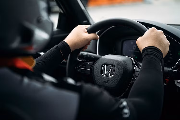 Ở chế độ cuối cùng, ly hợp sẽ kết nối động cơ xăng trực tiếp với bánh xe, bỏ qua mô-tơ điện. Lúc này, động cơ xăng sẽ vận hành trực tiếp để mang đến hiệu suất tốt nhất ở dải tốc độ cao. Ngoài ra, phiên bản Civic e:HEV RS còn được trang bị bộ mâm đa chấu kích thước 18 inch hoàn toàn mới, cùng chế độ lái Individual tương tự phiên bản hiệu năng cao Type R, giúp người dùng có thể tùy chỉnh các thông số theo ý thích.