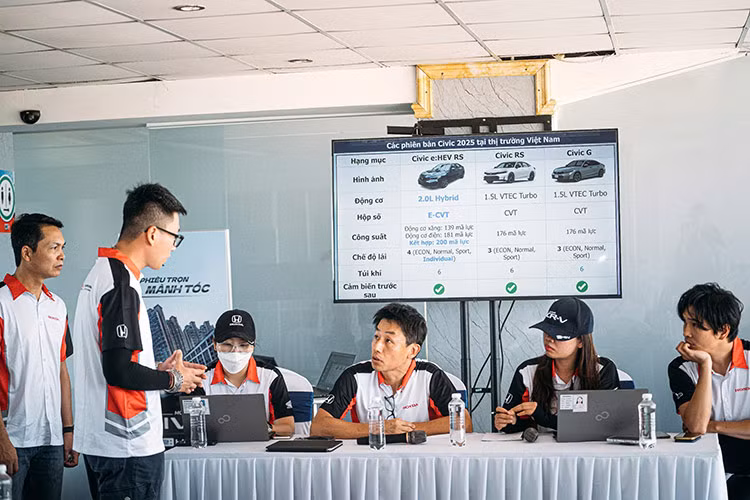 Ngay sau màn ra mắt ấn tượng tại VMS 2024, mẫu xe sedan Honda Civic 2025 đã được nhà phân phối chính hãng là Honda Việt Nam mang đi "thử lửa" tại trường đua Đại Nam, một địa điểm không chỉ nổi tiếng với những khúc cua kỹ thuật mà còn là nơi thử nghiệm lý tưởng cho bất kỳ cỗ máy tốc độ nào.