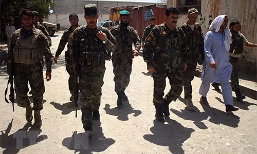 Lực lượng an ninh Afghanistan làm nhiệm vụ tại hiện trường một vụ tấn công ở Jalalabad, tỉnh Nangarhar ngày 8/6. (Nguồn: THX/TTXVN)