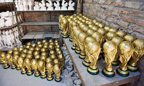 Cúp vàng World Cup bằng thạch cao đang là mặt hàng hot.
