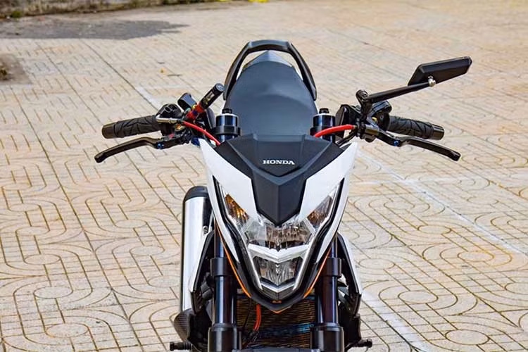 Tại thị trường xe máy Việt Nam hiện nay, cộng đồng chơi xe côn tay hyper-underbone nói chung và dòng Sonic 150 nói riêng rất thích những chiếc xe đường phố có tư thế lái dạng đua. Vì lẽ đó, những chiếc Sonic cũng thường xuất hiện nhiều bản độ độc đáo, cá tính khác nhau.