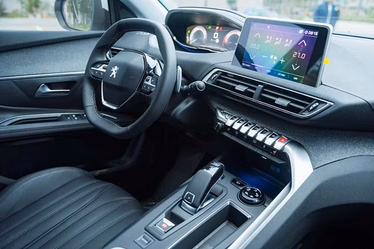 Về ngoại hình - so với các đối thủ đến từ Nhật Bản, Peugeot 5008 mới mang trên mình sự khác biệt và được xem như làn gió mới đầy thú vị trong phân khúc xe 7 chỗ tại thị trường Việt Nam. Nhìn thực tế, 5008 trông giống như một chiếc SUV thể thao mạnh mẽ kết hợp với phong cách thiết kế của một chiếc MPV đa dụng.
