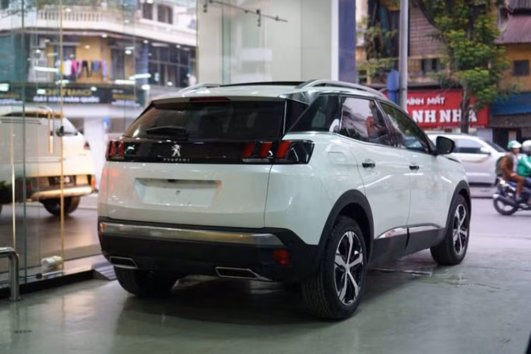 Xe sử dụng động cơ 4cyl dung tích 1.6L tăng áp, sử dụng kết hợp với hộp số tự động 6 cấp (6AT) đi cùng với dẫn động cầu trước (FWD). Peugeot 5008 được đánh giá cao bởi thiết kế nội ngoại thất đẹp mắt, bên cạnh nhiều công nghệ hỗ trợ lái như: hệ thống nhận diện biển báo tốc độ, hệ thống cảnh báo và hỗ trợ giữ làn đường,…