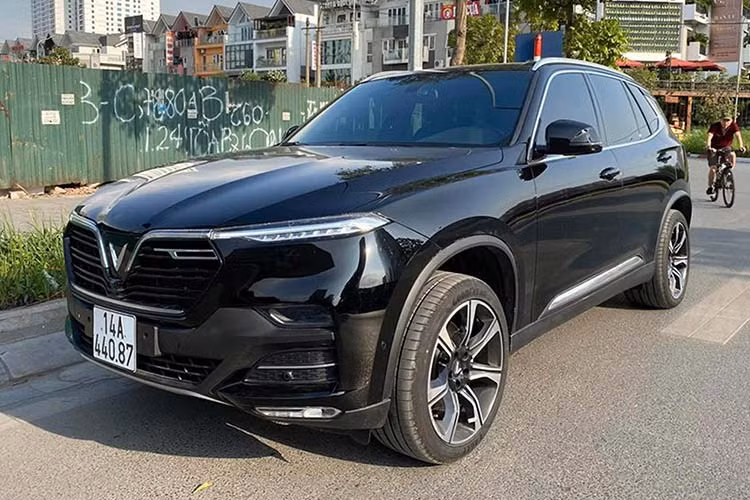  Giá xe VinFast Lux SA2.0 “hàng siêu lướt” này chỉ 1,5 tỷ đồng, tức thấp hơn nhiều so với mức giá hiện tại là 1,814 tỷ đồng của Lux SA2.0 phiên bản Cao cấp (trang bị nội thất da Nappa be hoặc nâu). Đáng chú ý là với mức giá "đập hộp" chính hãng, vẫn chưa bao gồm các chi phí như: trước bạ, đăng ký xe để lăn bánh trên đường,...