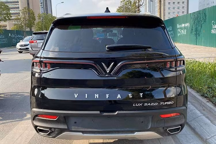 Xe cũng sở hữu dải đèn LED định vị kéo dài xuống lưới tản nhiệt mang phong cách hiện đại, kết hợp với chi tiết crôm bóng bên phải của logo tạo nên chữ "F", ký tự thứ hai trong cái tên của thương hiệu xe Việt. Kích thước của xe (DxRxC) lần lượt: 4.940 x 1.960 x 1.773mm đi cùng với chiều dài cơ sở 2.933mm.