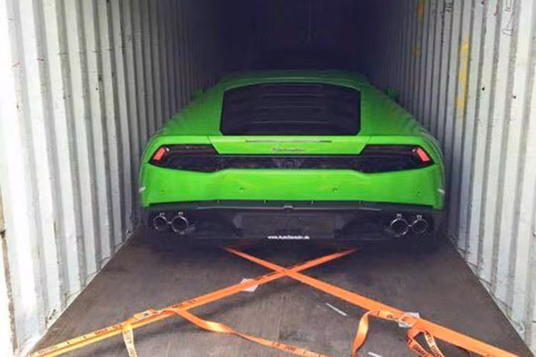 Đây là chiếc Lamborghini Huracan thứ 2 xuất hiện tại Việt Nam. Không giống như chiếc đầu tiên có màu xám đang được trưng bày chính hãng tại Hà Nội và bây giờ là Sài Gòn.