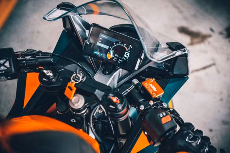 Ngoài ra, xe còn được nâng cấp trang bị với phuộc WP Apex hiện đại có thể tăng chỉnh, bộ trang bị tốt hơn với tay côn tay phanh có nấc chỉnh, đồng hồ TFT có khả năng kết nối Bluetooth như trên Duke 390.
