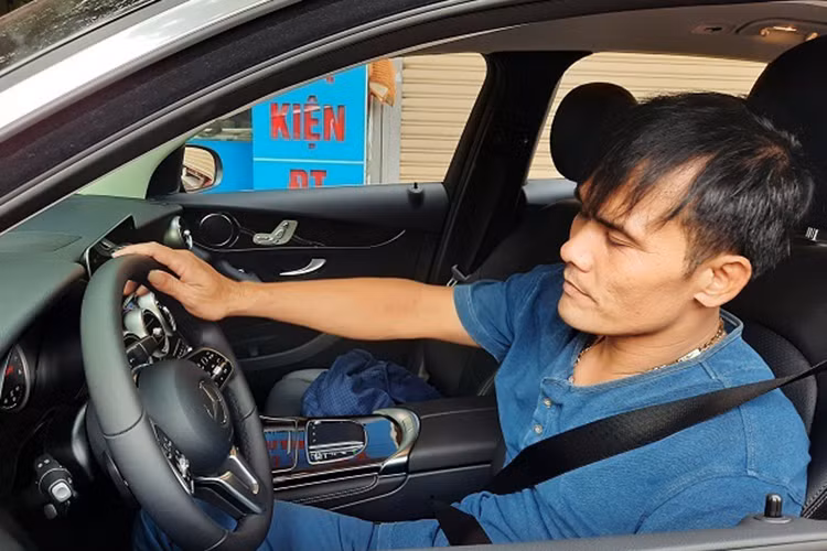 Theo chủ xe cho biết, trước đó cũng đã có nhiều người ngỏ ý muốn mua lại chiếc xe biển VIP này với giá hơn 7 tỷ đồng, nhưng chủ xe vẫn chưa muốn bán bởi đây là món quà anh từng mua tặng vợ vào hồi đầu năm 2021.