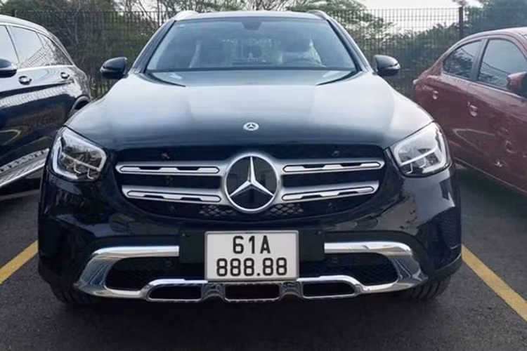 Người bán cho biết, chiếc Mercedes-Benz GLC200 4Matic biển siêu đẹp này mới chạy được 2.000km và hiện có giá chào bán tới 7,8 tỷ đồng. Mức giá rao bán này đắt gấp 3 lần xe lăn bánh một chiếc Mercedes-Benz GLC200 4Matic mới "đập hộp".