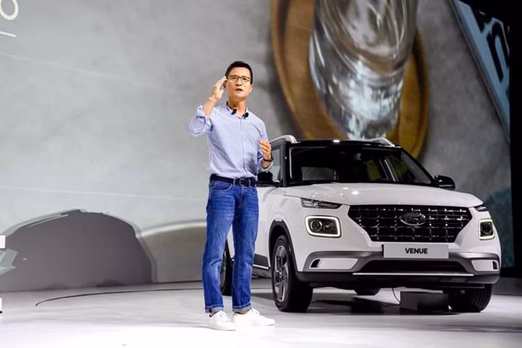 Được định vị thấp hơn đàn anh Kona, Hyundai Venue 2019 sở hữu chiều dài 3.995 mm, rộng 1.770 mm, cao 1.605 mm, chiều dài cơ sở 2.500 mm và khoang hành lý có thể tích 350 lít. Không chỉ nhỏ hơn và rẻ hơn, Hyundai Venue 2019 còn có thiết kế không táo bạo bằng Kona.