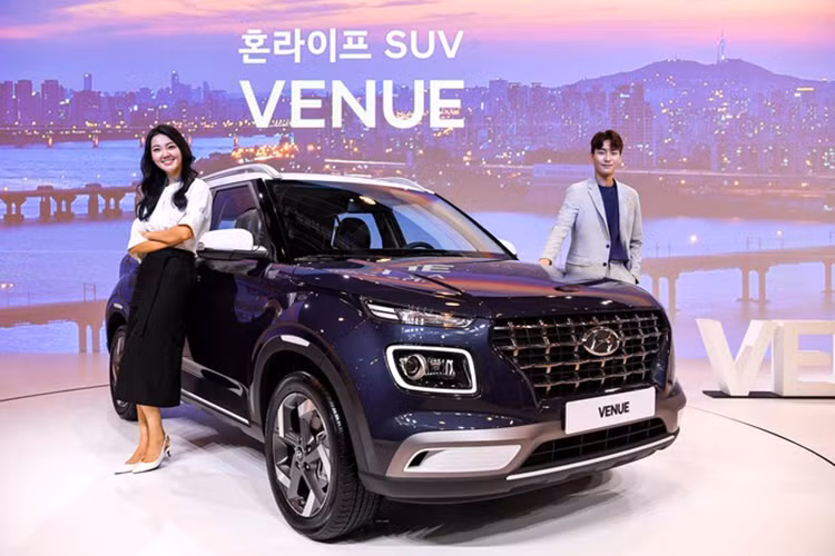  Hyundai Venue giá rẻ là mẫu SUV cỡ B hoàn toàn mới đã từng lần đầu tiên trình làng vào hồi tháng 4 năm nay tại triển lãm Ô tô New York 2019 và ở thị trường Ấn Độ. Sau 2 tháng, hãng Hyundai mới chính thức vén màn Venue 2019 phiên bản nội địa Hàn Quốc.