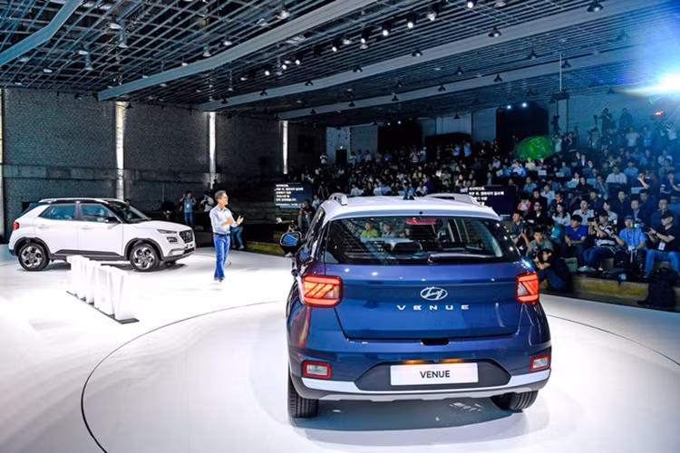 Những điểm nhấn trong thiết kế của Hyundai Venue 2019 bao gồm lưới tản nhiệt Cascading Grille cỡ lớn, hệ thống đèn Composite Light đặc trưng với cụm đèn LED định vị ban ngày nằm trên đèn pha chính. Ngoài ra, mẫu SUV cỡ B này còn có cụm đèn hậu vuông vắn và ốp gầm màu bạc bên dưới cản trước/sau, mang đến ngoại hình thể thao hơn.
