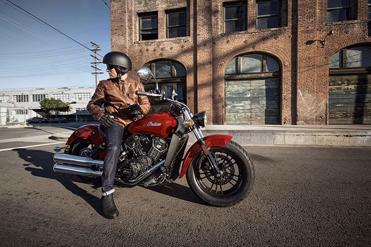 Scout Sixty không phải là xe máy đô thị nhưng nó chỉ sở hữu "cân nặng" chỉ khoảng 254 kg, so với một chiếc xe có phần hơi đồ sộ như Scout Sixty thì việc nó có thể đánh lái và chuyển hướng một cách nhanh chóng và dễ dàng đem lại một cảm giác khá ngạc nhiên.