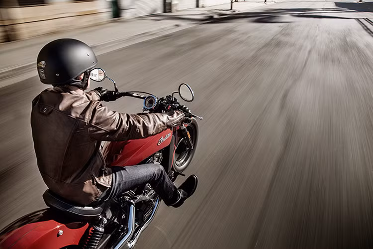  Scout Sixty phiên bản 2016 được trang bị động cơ V-Twin nhưng giảm dung tích xy-lanh xuống còn 999 cc. Đây là một mẫu xe có thiết kế khá tương đồng so với Scout 2015 và điểm khác biệt chỉ ở động cơ và mức giá.