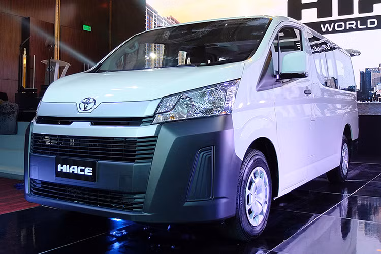 Việc xe dài hơn là do động cơ của chiếc mới đã được đặt tiến về phía trước nhiều hơn, thay vì nằm dưới hàng ghế trước như những đời cũ. Với sự thay đổi này, phần đầu của Hiace cũng được thiết kế lại hoàn toàn theo ngôn ngữ mới nhất của Toyota, khiến chiếc xe trông sang trọng và cao cấp không kém các dòng minivan như Alphard hay Vellfire. Tuy nhiên, phần đuôi xe lại không quá đột phá so với thế hệ trước.