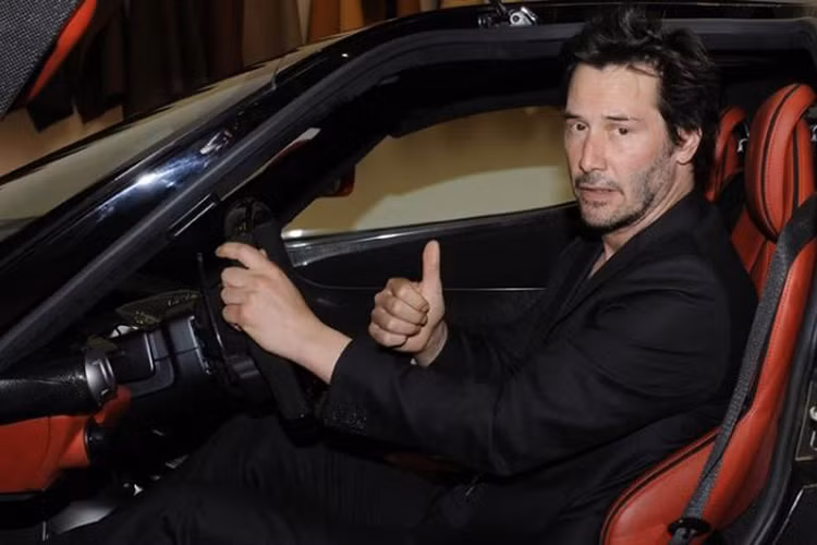 Sau khi lái hai chiếc xe này, Keanu Reeves chia sẻ một vài điều thú vị để nói về Ferrari, nói về 488 GTB: “Đây là một chiếc xe mà bạn cảm thấy có một sức mạnh tổng hợp đáng kinh ngạc. Và về California, nó giống cảm giác một phần cơ thể và tâm trí của bạn được mở rộng. Không có nghi ngờ gì về điều đó: Ferrari là giấc mơ.” Với tài chính của mình Keanu Reeves dễ dàng tậu cả hai xe cùng một lúc.