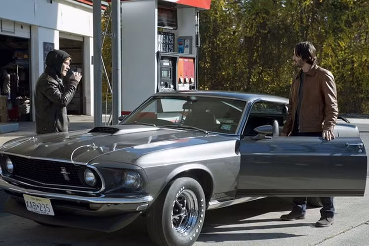 Trong phần đầu tiên của series phim John Wick, Keanu Reeves đã lái chiếc Ford Mustang đời 1969 đi đổ xăng, sau đó chiếc xe bị đánh cắp, chú chó con của diễn viên trong phim đã bị giết và câu chuyện bắt đầu. 