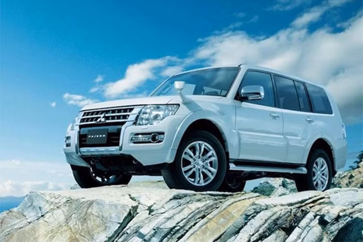 Thương hiệu giảm giá xe đầu tiên được ghi nhận là Mitsubishi Việt Nam khi ưu đãi giảm giá mẫu xe Pajero từ 2,120 tỷ đồng xuống còn 1,956 tỷ đồng, thấp hơn 164 triệu đồng. Tuy nhiên, đây lại là mẫu xe được xem là ế nhất thị trường Việt Nam hiện nay, khi luôn nằm trong top "xe ế nhất" không bán được một chiếc nào trong khoảng hơn 1 năm qua.
