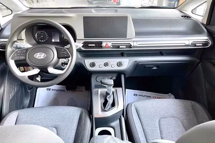 Với giá bán tại đại lý, mẫu xe MPV Hyundai Stargazer trở thành một trong những mẫu MPV rẻ nhất ở thị trường Việt Nam. Thậm chí, Hyundai Stargazer bản Tiêu chuẩn ở đại lý còn rẻ hơn cả Accent MT (472 triệu đồng).