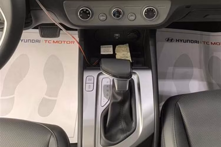 Chưa hết, mẫu MPV đến từ Hàn Quốc còn sở hữu gói công nghệ an toàn chủ động Hyundai SmartSense với những tính năng như hệ thống cảnh báo &amp; phòng tránh va chạm trước FCA, hỗ trợ cảnh báo &amp; phòng tránh va chạm điểm mù BCA, hỗ trợ giữ làn đường LFA, hỗ trợ phòng tránh va chạm phía sau RCCA, đèn tự động thông minh AHB, cảnh báo mở cửa an toàn SEW và cảnh báo mệt mỏi cho tài xế.