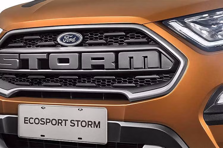 So với phiên bản thường, EcoSport Storm có ngoại hình nổi bật và ngầu hơn hẳn. Ngoài thay đổi rõ rệt nhất là màu sơn nâu Brown Trancoso đặc biệt, chiếc xe còn có ngoại thất với nhiều điểm nhấn độc đáo: lưới tản nhiệt có dòng chữ Storm được thiết kế của dòng bán tải F150 Raptor.