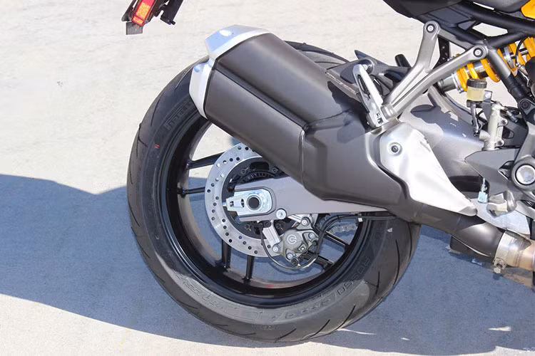 Hoàn thành danh mục trang bị ấn tượng cho Monster 821 mới là hệ thống phanh của Brembo, với đĩa phanh kép 320mm đi kèm kẹp phanh M4-32 “monobloc” cho bánh trước, trong khí bánh sau là phanh đĩa đơn nằm bên phải (cả hai đều được trang bị hệ thống chống bó cứng ABS).