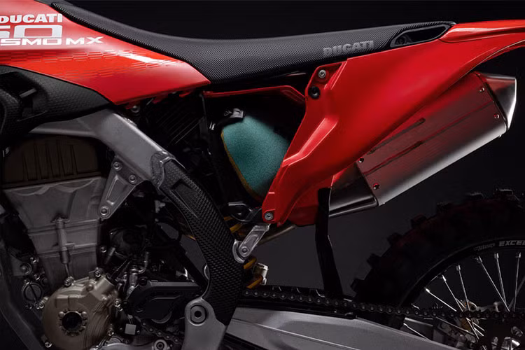 Khung sườn của Desmo 450 MX là loại khung nhôm ngoại vi, được thiết kế để giúp xe đạt trọng lượng nhẹ nhất có thể, đồng thời cho phép luồng khí nạp và xả tối ưu.