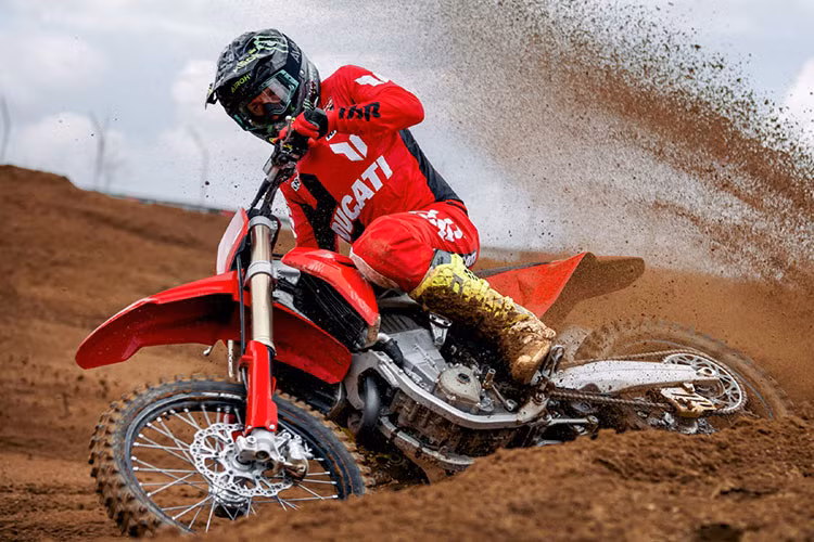 Về hệ thống phanh, Desmo 450 MX sử dụng hệ thống phanh của Brembo với phanh đĩa trước 2 piston và phanh đĩa sau 1 piston. Đĩa phanh được lấy thương hiệu Galfer, với đĩa trước đường kính 260 mm và đĩa sau 240 mm. 