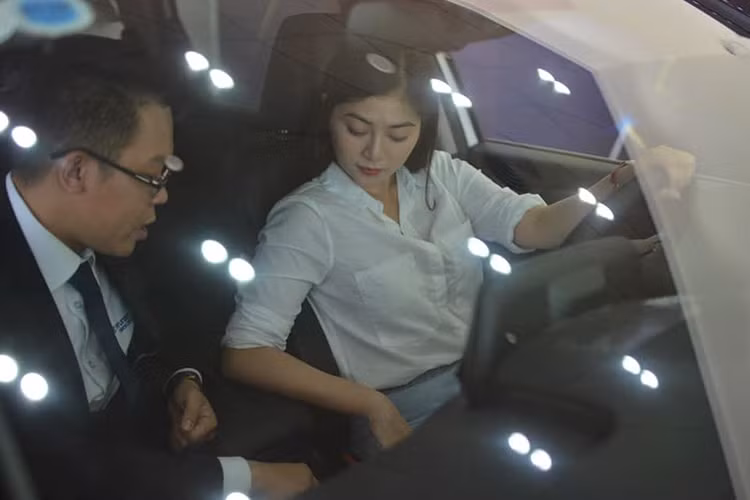 Lưới tản nhiệt của xe sở hữu kiểu thiết kế Cascade mới với các nan lưới tròn. Đầu xe nhờ đó cũng trở nên to bản và hầm hố hơn. Phía trước, cặp đèn pha LED được nối liền bởi một thanh nẹp chrome lớn. Trong khi đó đèn sương mù và đèn xi-nhan gom thành một cụm tương đối lạ mắt. Đuôi xe có đèn hậu LED tái thiết kế, hẹp hơn và tinh xảo hơn trước. Mâm xe hợp kim 19 inch...