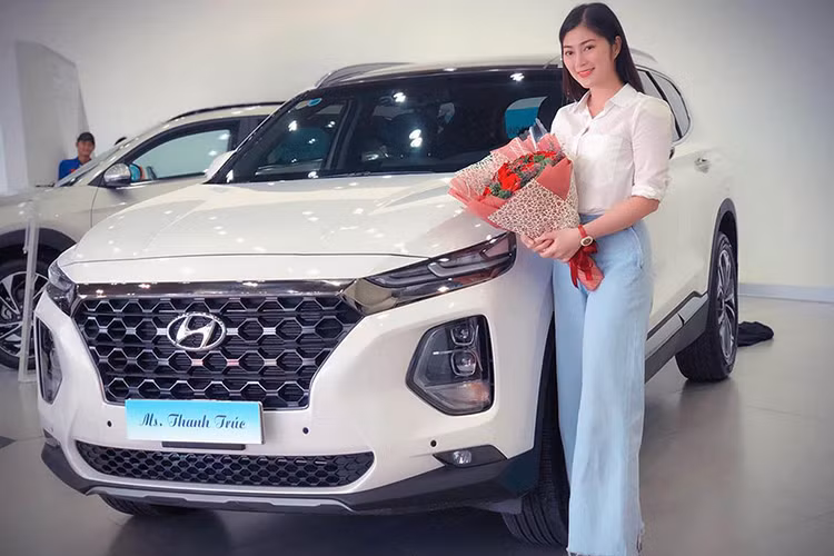 Chiếc SUV 7 chỗ Hyundai SantaFe 2019 của Thanh Trúc sở hữu kích thước Dài x Rộng x Cao 4.770 x 1.890 x 1.680 mm, chiều dài cơ sở đạt 2.765 mm. So với thế hệ tiền nhiệm, chiếc SUV của Hyundai nay dài hơn 70 mm, rộng hơn 10 mm trong khi khoảng cách hai trục tăng thêm 65mm. Mẫu xe này lột xác hoàn toàn với phong cách hầm hố và cơ bắp hơn.