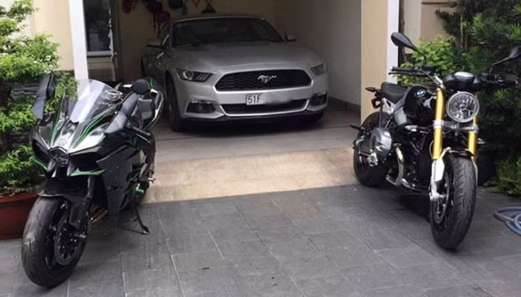 Chủ nhân của chiếc Ford Mustang 2015 cũng là một người đam mê môtô Pkl. Nó đã về chung một nhà với cặp mô tô “khủng” là Kawasaki Ninja H2 và BMW R nineT.