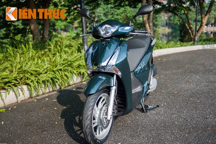 Honda Shi được trang bị thêm 2 màu mới thời trang và hiện đại bao gồm xanh lam – đen và xanh lục đen. So với phiên bản cũ, Shi thế hệ mới sẽ có giá cao hơn đôi chút và ở mức 66.990 triệu cho SH 125i và 80,990 triệu cho SH 150i