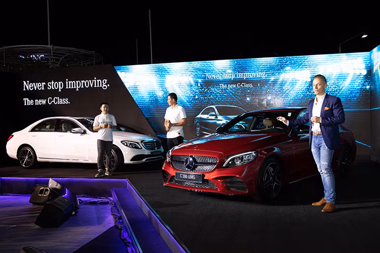 Quay trở lại với chiếc C200 Exclusive, đây là phiên bản tầm trung của C-Class mới, xe sở hữu công nghệ đèn thông minh MULTIBEAM với tầm chiếu sáng xa kỷ lục tương tự như C300 AMG cao cấp nhất. Mâm xe là loại đa chấu 2 tông màu xen kẽ trắng đen, kích thước 18 inch.