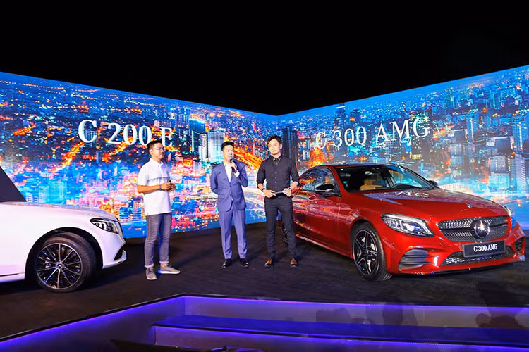 Cách đây vài ngày, nam ca sĩ điển trai có chia sẻ về việc đi tút tát lại chiếc Mercedes-Benz GLC300 mua hồi đầu tháng 2 năm ngoái, như vậy, trong gara của chàng Bắp giờ đã có tới 2 chiếc xe mang logo ngôi sao ba cánh.
