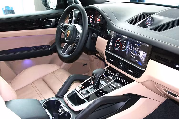 Toàn bộ ghế ngồi đều được bọc da cao cấp. Cụm vô-lăng 3 chấu thể thao cũng được bọc da xung quanh và các chấu ốp nhôm tích hợp nhiều nút bấm tiện lợi
